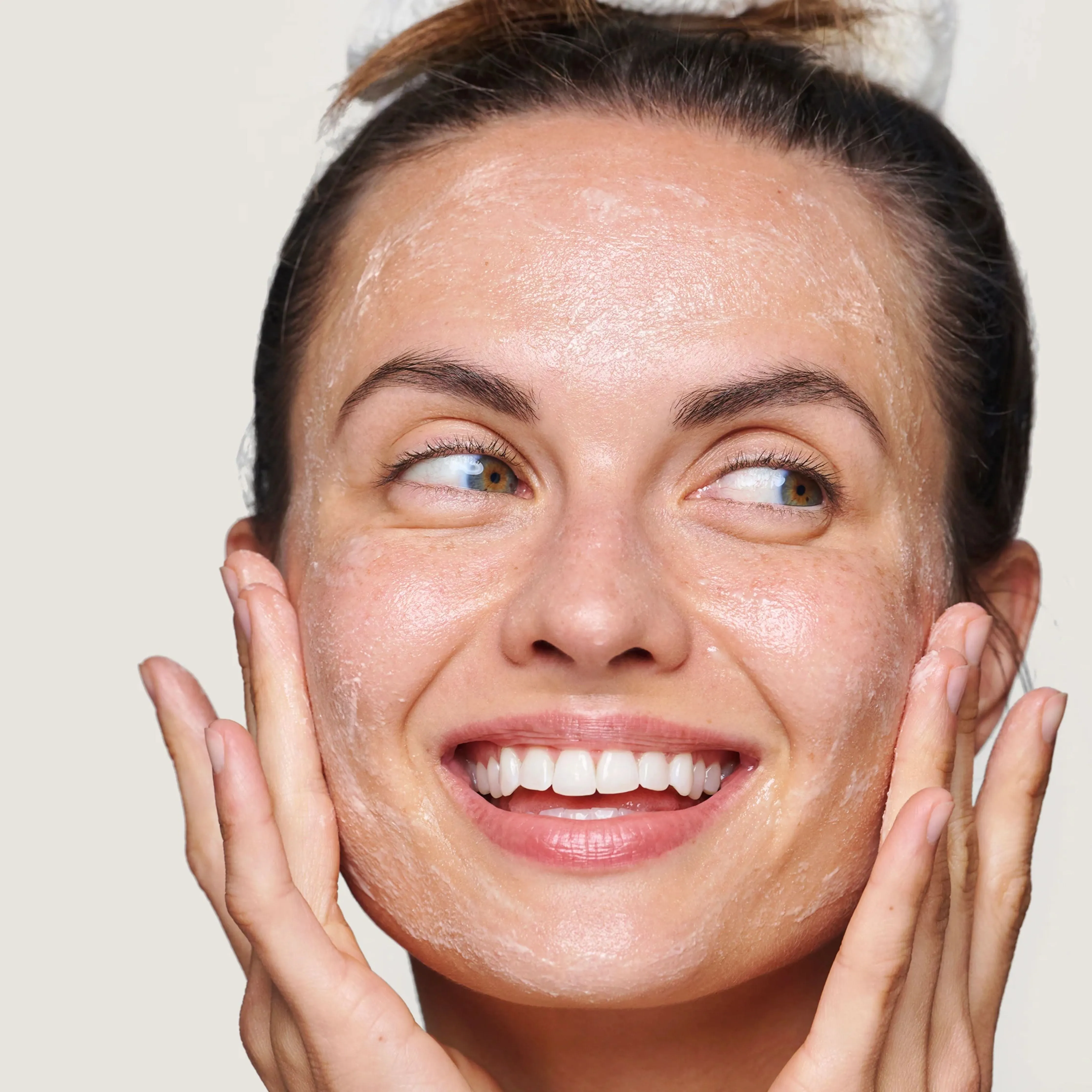 Exfoliante facial iluminador con ácidos frutales, probióticos y ácido hialurónico